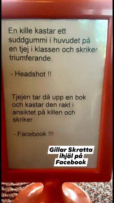 Text på en skylt i en ram med en humoristisk dialog om att kasta saker i klassrummet.