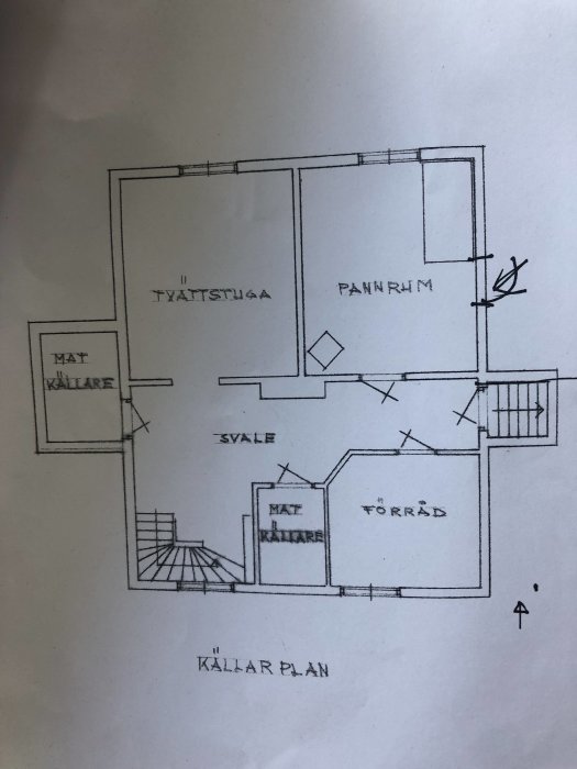 Ritning av källarplan med markerade rum såsom tvättstuga, pannrum och förråd.