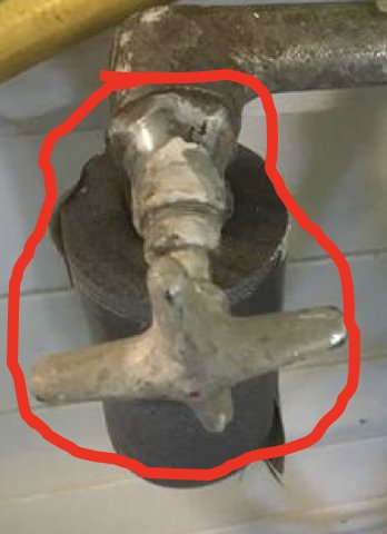Gammal kranöverdel med synliga linpackningar markerad med röd cirkel, monterad på en armatur.