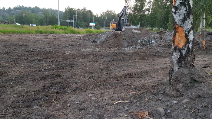 Uppgrävt jordområde med en grävmaskin i bakgrunden vid Tjörnbron, inga parkslide synliga.