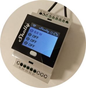 Shelly enhet för DIN-montering med digital display som visar effektförbrukning och on/off-status.