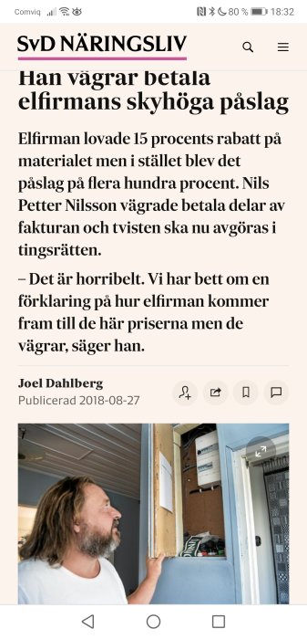 Man ser in i ett elskåp och person som betraktar elinstallationer inomhus.