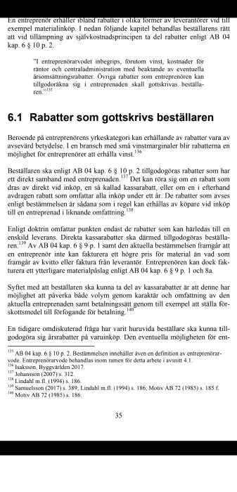 Sida ur examensarbete som diskuterar rabatter och självkostnadsprincipen enligt AB 04 för entreprenörer.