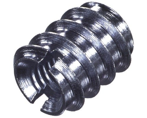 Metallplugg för fäste av fönsterhandtag utan gängor, nära i bild mot vit bakgrund.