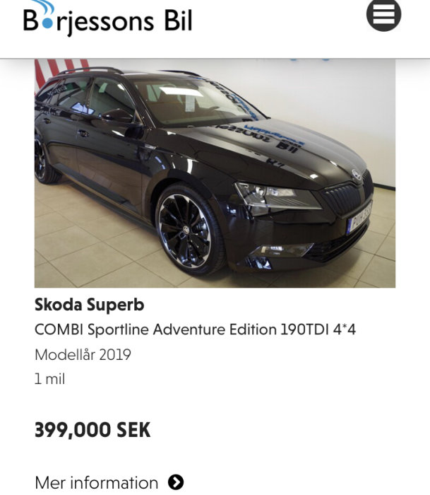 Svart Skoda Superb COMBI Sportline Adventure Edition i bilhall med prisinformation.