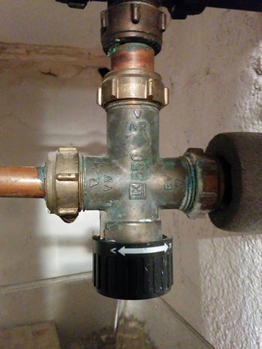Vattenläckage vid en koppling mellan rör i ett VVS-system.