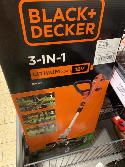 Förpackning av Black+Decker 3-i-1 trädklippare och trimmer i en butikshylla.