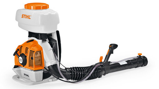 Stihl SR 450 ryggburet sprutaggregat, vit behållare, orange motor och svart sprutrör.