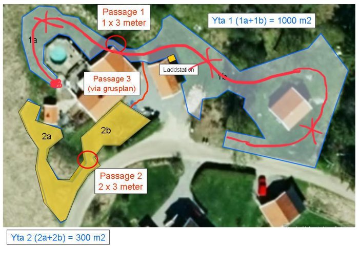 Översiktsbild av en trädgård med markerade passager och areor, en laddstation till vänster och tre röda kryss indikerande släppområden.