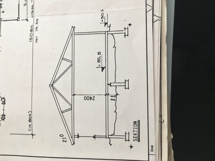 Ritning av sektionsskiss för husgrund som visar dimensioner och konstruktionsdetaljer.