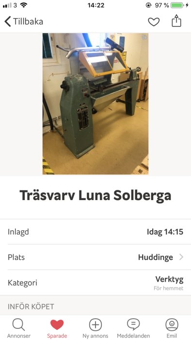 Grön träsvärv Luna Solberga till salu i ett verkstadsutrymme.