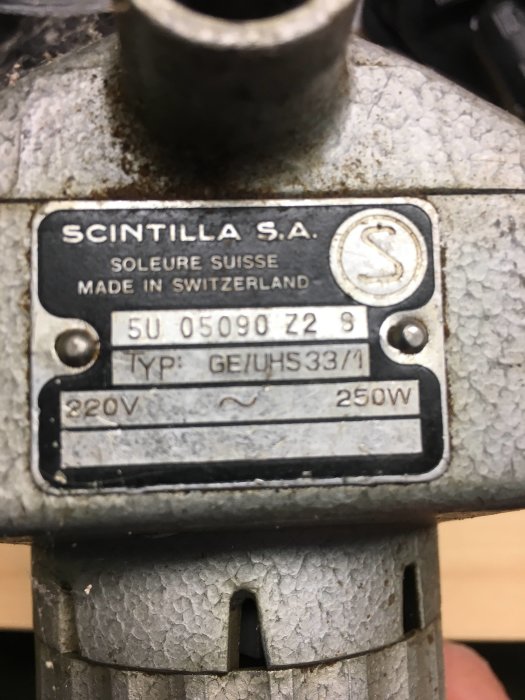 Närbild av etikett på Scintilla S.A verktyg med teknisk specifikation, tillverkat i Schweiz.