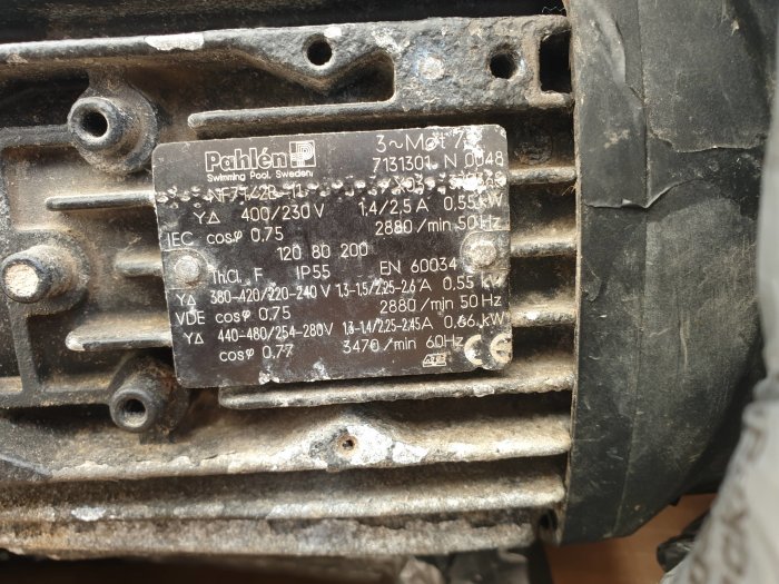 Skadat metalliskt motorblock med Pahlen-varumärket och teknisk information på en märkplåt, inklusive ATB på ellocket.