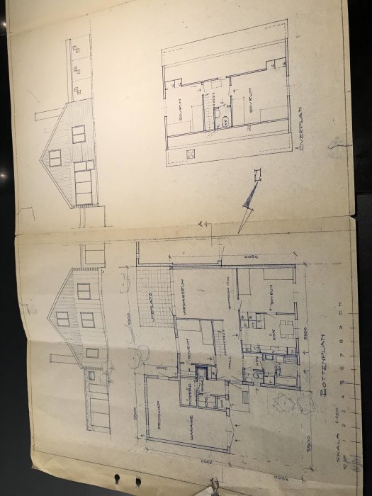 Gammal ritning över ett hus med markerade planlösningar för både nedre och övre våningen.