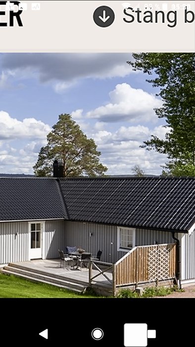 Ett hus med lutar altan mot grunden och misstänkt vattensamling i krypgrunden.
