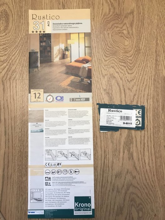 Förpackning av laminatgolv Krono Original Rustico, etikett och installationsguide syns.