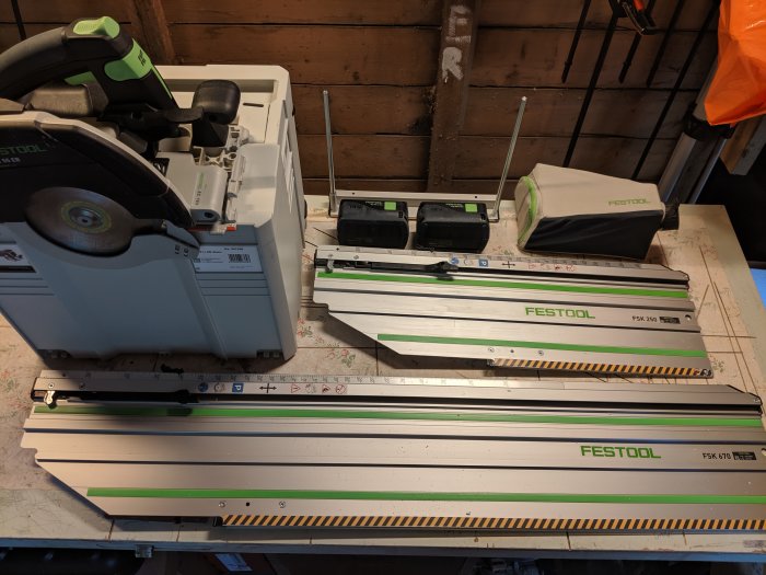 Festool HKC 55 cirkelsåg och skenor på arbetsbänk för byggprojekt.