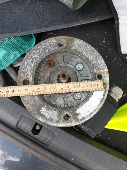 Måttband på gammal motor utan gängad adapter visande en 14 mm axel.