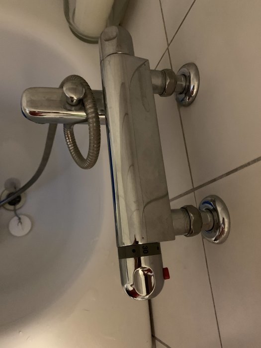 Duschblandare med läckage från temperaturdelen, inget synligt varumärke.