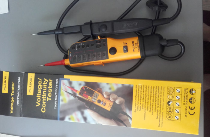 Ny Fluke T110 spänningsprovare med testledningar och bruksanvisning på grå yta.