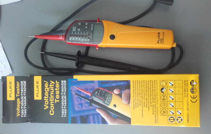 Ny Fluke T110 spänningsprovare bredvid sin förpackning på ett bord.