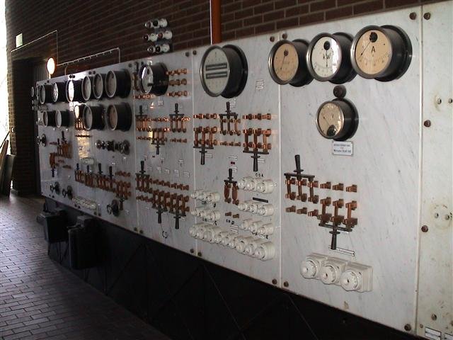 Gamla ängturbingeneratorns kontrollpanel med mätare, knoppar och fasningslampor.