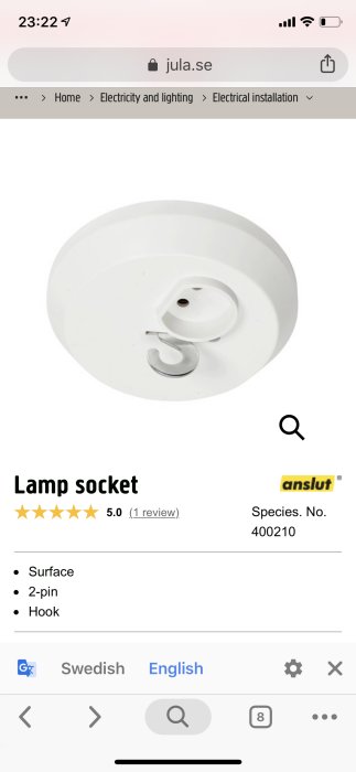 Vit lampsockel med 2 stift och krok visas på en e-handelssida, avsedd för takmontering.