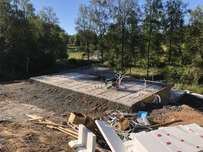 Förberedd armering och isolering för betonggjutning på byggplats.