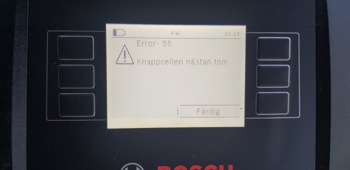 Display på en Bosch-apparat visar felmeddelande "Error - 55 Knappcellen nästan tom".