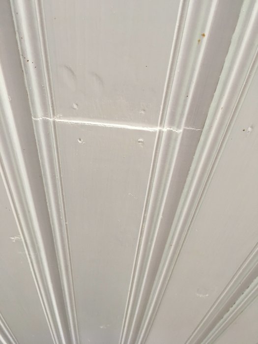 Vit pärlspontpanel med pärla längs båda långsidorna, 120 mm i bredd.