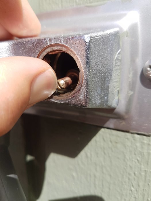 Finger som trycker på en avvikande placerad krankägla inne i en vattenutkastare.