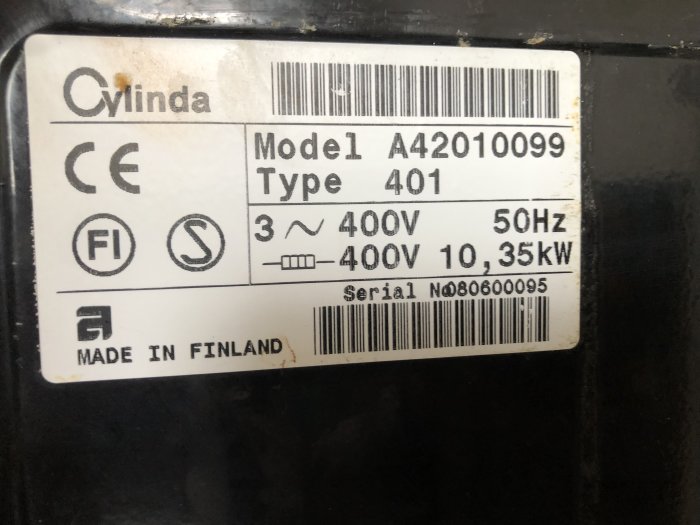 Typskylt på en svart Cylinda spis med modell- och serienummer samt tekniska specifikationer, inklusive 3~400 V 50Hz.