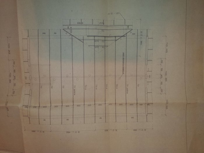 Ritning av ett mellanbjälklag för ett hus byggt 2001, med måttangivelser och konstruktionsdetaljer.