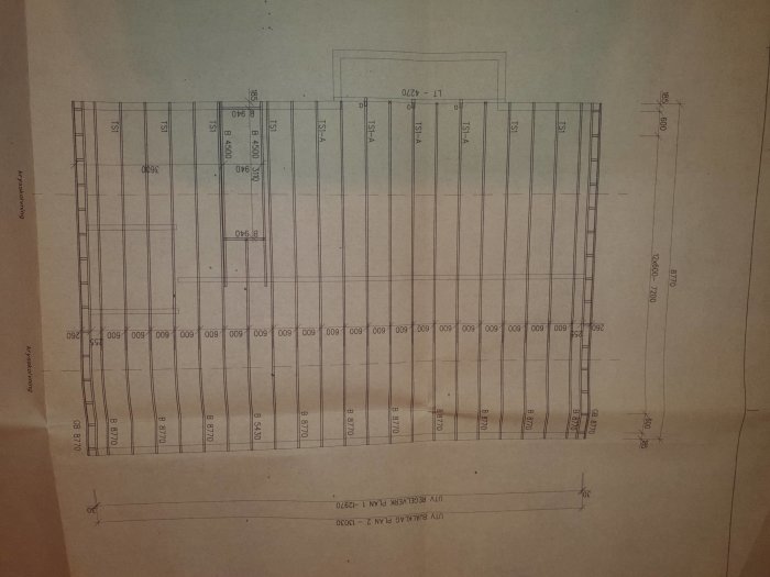 Ritning över mellanbjälklag i ett hus från 2001 i Östergötland med mått och utmärkta bjälkpositioner.