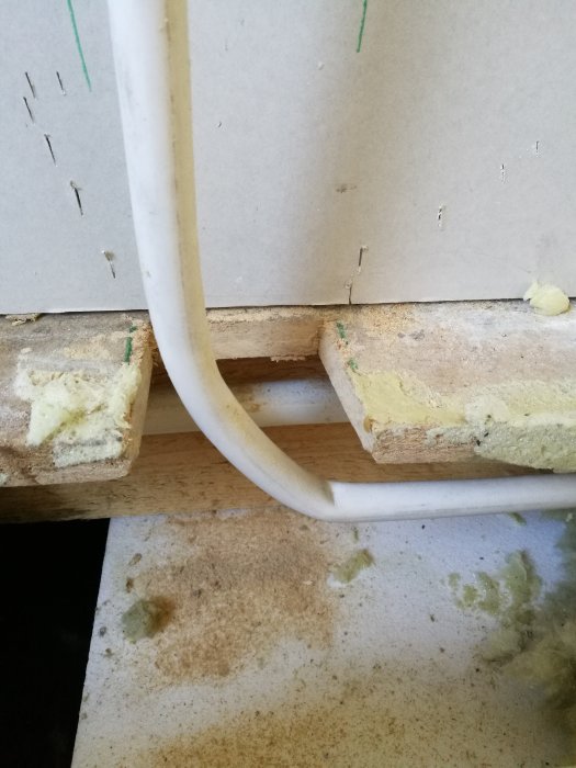 Vit prisolrör med veck efter att ha slantat med bockverktyg, vid byggisolering.