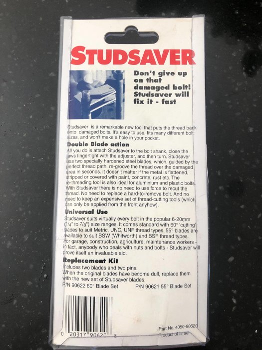 Förpackningen för ett Studsaver verktyg med text som beskriver dess användning för att reparera skadade bultar.