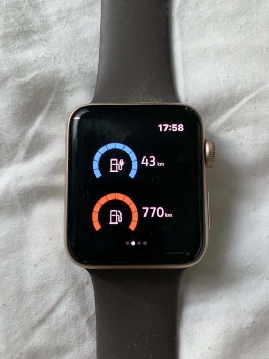 Smartklocka som visar en uppdaterad bilapp med räckviddsindikatorer för 43 och 770 km.