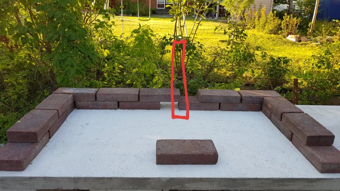 Brickor upplagda på fundament för grill med felaktig stötfog markerad i rött