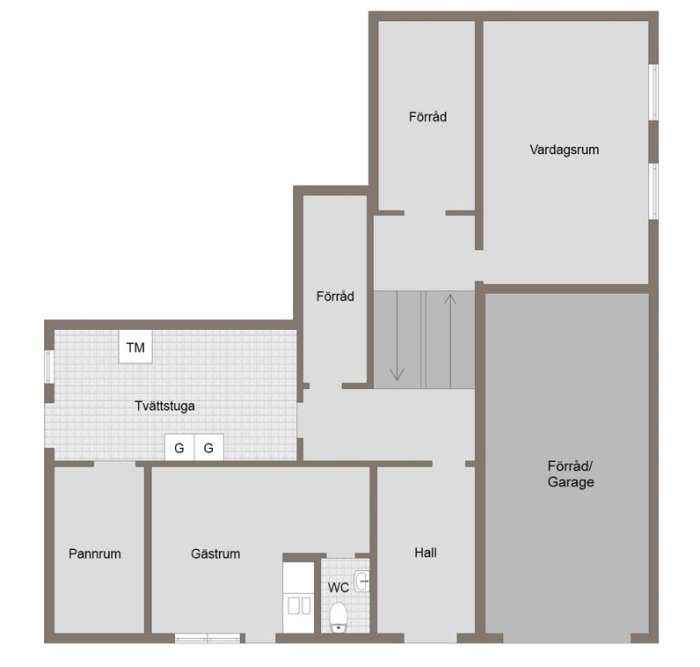 Planritning av ett hus med markerade rum som tvättstuga, vardagsrum, gästrum, badrum, hall och förvaringsutrymmen.