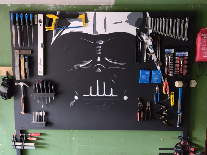 Verktygstavla med Star Wars-tema, ordnade verktyg formar en Darth Vader-bild.