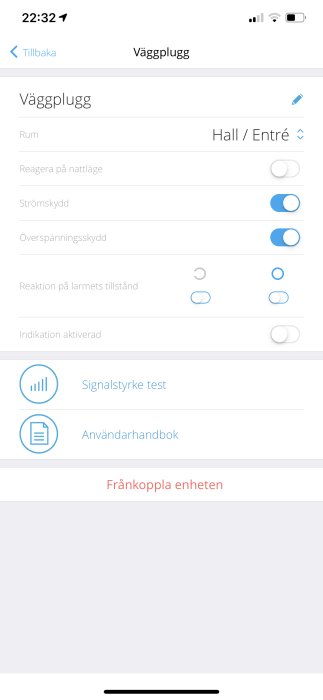 Skärmdump av inställningarna för en väggplugg i en mobilapp med alternativ för rum, strömskydd och signalkraftstest.