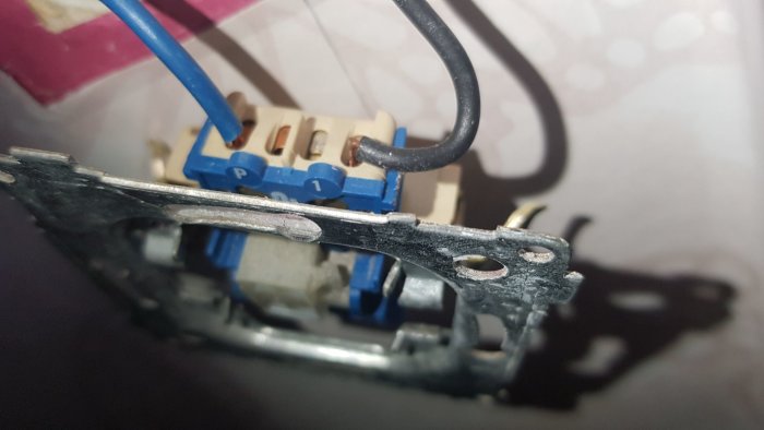 Elektrisk strömbrytare med blå kabel kopplad till P och svart kabel kopplad till 1.