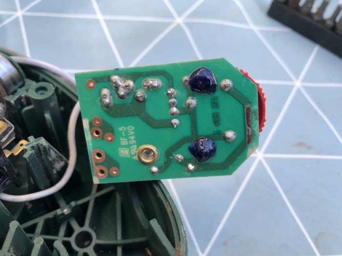 Närbild av ett kretskort från Bosch PSS 250 AE slipmaskin med fokus på variabelhastighetsreglaget.