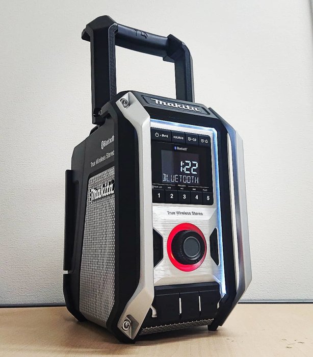 Makita byggradio med Bluetooh och True Wireless Stereo-funktion, saknar laddare.