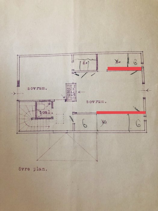 Äldre arkitektonisk ritning av en övervåning med markerade väggar planerade för borttagning i en renovering.