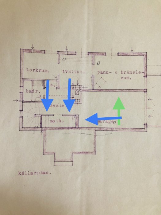 Gammal ritning av ett källarplan med markerade väggar i grönt och blått som föreslås för borttagning för renovering.