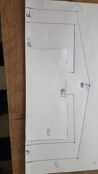 Handritad skiss av garage med måttangivelser för ombyggnation av portar.