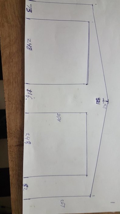 Handritad skiss av garage med måttangivelser för ombyggnad från två till en port.