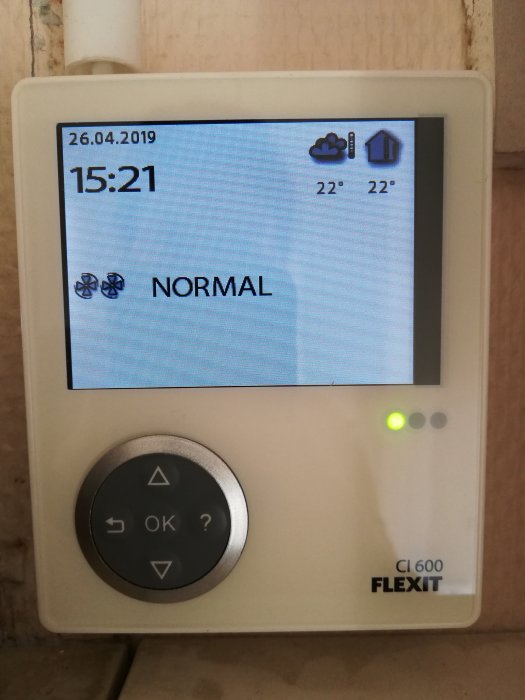Digital panel för FTX-ventilationssystemet som visar status "NORMAL" med inomhustemperatur på 22 grader Celsius.