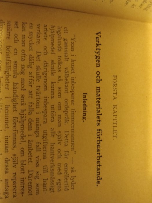 Öppen bok med fokus på texten "Verktygen och materialets förbearbetande" som reflekterar kunskap inom bygg och hantverk.